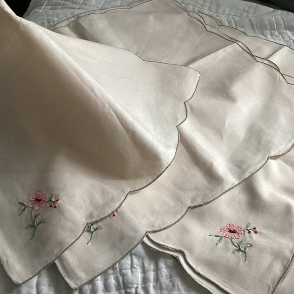 SET OF SIX VINTAGE OFF-WHITE LINEN EMBROIDERED SQUARE DINNER NAPKINS - Picture 4 of 6